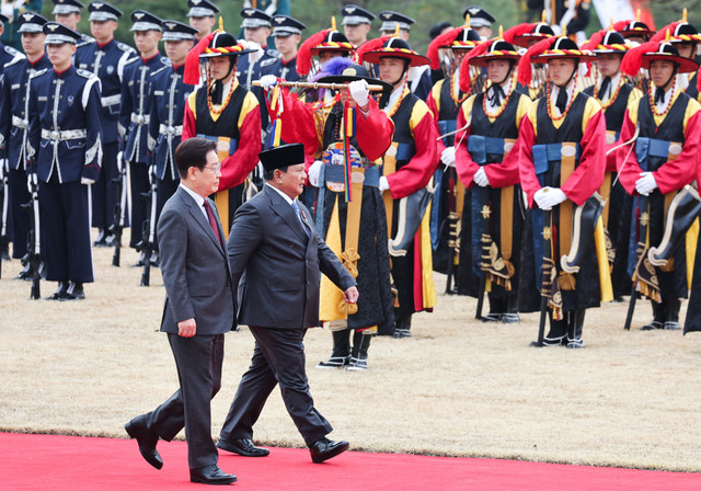 Presiden Prabowo Subianto dan Presiden Korea Selatan Lee Jae Myung berpose untuk foto saat pertemuan di kantor kepresidenan di Seoul (1/4/2026). Foto: Yonhap/AFP