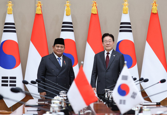 Presiden Prabowo Subianto dan Presiden Korea Selatan Lee Jae Myung berpose untuk foto saat pertemuan di kantor kepresidenan di Seoul (1/4/2026). Foto: Yonhap/AFP