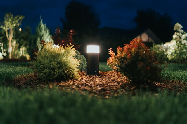 Ilustrasi lampu taman tenaga surya. Foto: Unsplash.