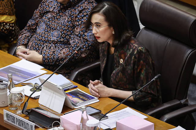 Menteri Pariwisata Widiyanti Putri Wardhana menyampaikan paparan pada rapat kerja dengan Komisi VII DPR di Kompleks Parlemen, Senayan, Rabu (1/4/2026). Foto: Dhemas Reviyanto/ANTARA FOTO