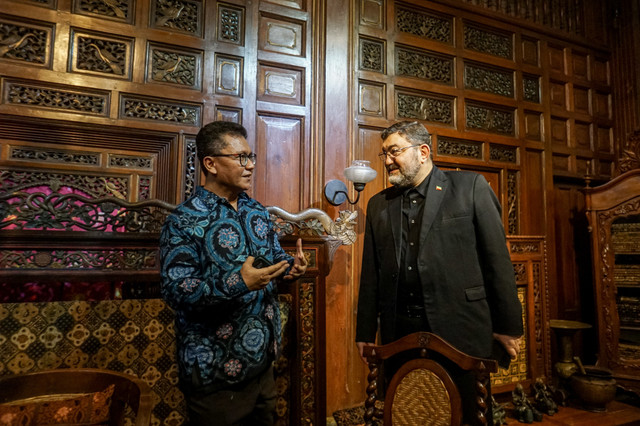 Duta Besar Iran untuk Indonesia Mohammad Boroujerdi (kanan) berbincang dengan pengusaha batik Gunawan Setiawan (kiri) saat berkunjung ke Kampung Batik Kauman, Solo, Jawa Tengah, Rabu (1/4/2026). Foto: Mohammad Ayudha/ANTARA FOTO