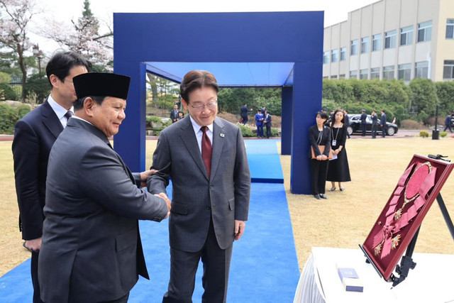 Presiden Prabowo menerima penghargaan kehormatan tertinggi dari Pemerintah Republik Korea, The Grand Order of Mugunghwa oleh Presiden Republik Korea dalam Friendship Event di Garden of Sangchungjae, Istana Kepresidenan Republik Korea, Rabu (1/4/2026) Foto: Instagram/ @sekretariat.kabinet