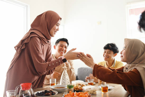 Ilustrasi saling memaafkan saat Lebaran. Foto: Istock