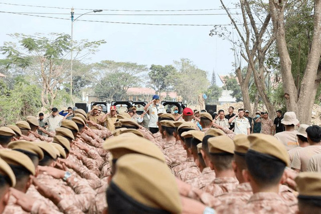 Mendagri Tito Karnavian saat memimpin apel Praja IPDN yang membantu pembersihan lumpur di Aceh Tamiang. Foto: Kemendagri RI