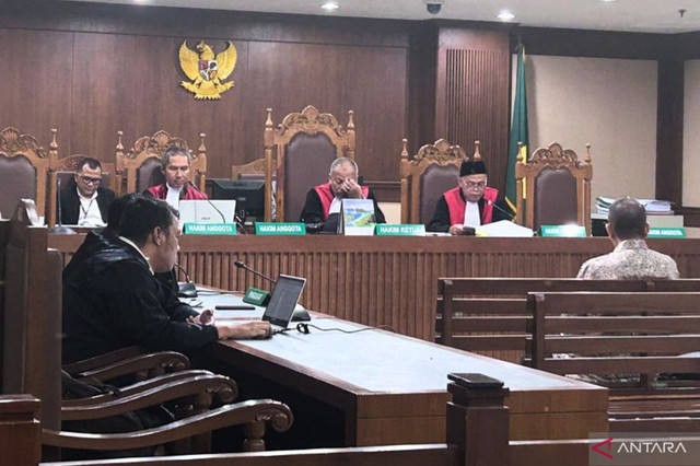 Sekretaris Mahkamah Agung periode 2011-2016 Nurhadi dalam sidang pembacaan putusan majelis hakim di Pengadilan Tipikor pada Pengadilan Negeri Jakarta Pusat, Rabu (1/4/2026). Foto: Agatha Olivia Victoria/Antara