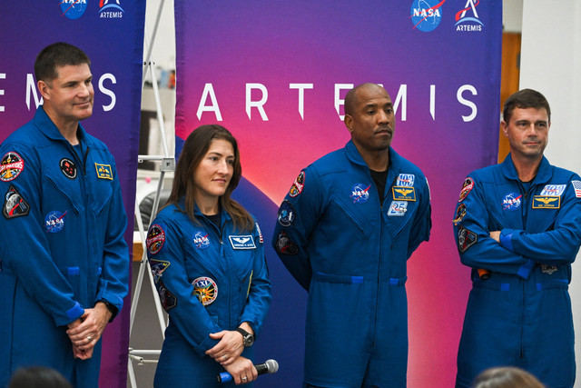 Astronot NASA dan Spesialis Misi Artemis II, Christina Koch (kedua kiri) di Pusat Luar Angkasa Kennedy NASA di Cape Canaveral, Florida, pada 30 Juli 2025. Foto: Chandan Khanna / AFP