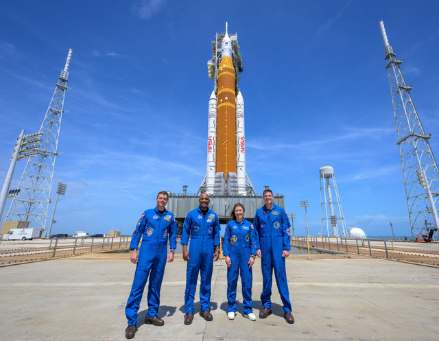 Astronot NASA dan Spesialis Misi Artemis II, Christina Koch (kedua kanan) mengunjungi roket SLS (Space Launch System) Artemis II NASA dan wahana ruang angkasa Orion di Cape Canaveral, Florida, pada 30 Maret 2026. Foto: Bill Ingalls/NASA/Getty Images/AFP