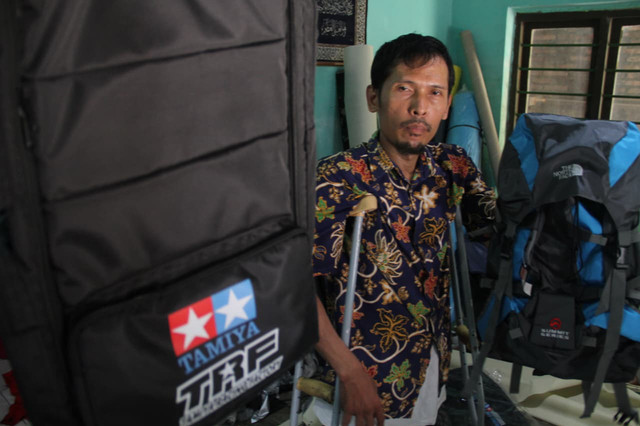 Ahmad Saad menunjukkan produk tas buatannya. Foto: Vega Maarijil Ula/kumparan