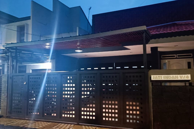Suasana rumah Wakil Ketua DPRD Jawab Barat Ono Surono penggeledahan oleh KPK di Bandung, Rabu (1/4/2026). Foto: Abisatya Ramdhani/kumparan
