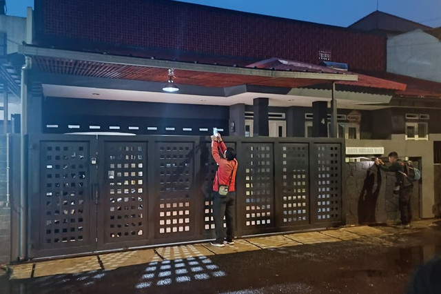 Suasana rumah Wakil Ketua DPRD Jawab Barat Ono Surono penggeledahan oleh KPK di Bandung, Rabu (1/4/2026). Foto: Abisatya Ramdhani/kumparan