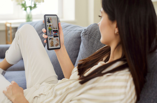 Ilustrasi bermain media sosial. Foto: Studio Romantic/Shutterstock
