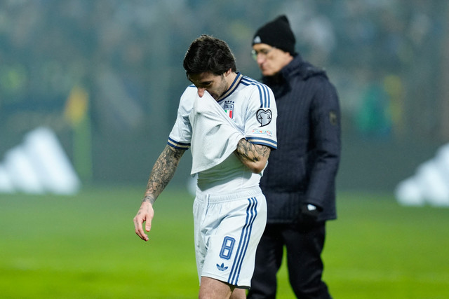 Sandro Tonali dari Italia tampak kecewa setelah pertandingan karena gagal lolos ke Piala Dunia FIFA pada Kualifikasi UEFA antara Bosnia dan Herzegovina vs Italia di Stadion Bilino Polje, Zenica, Bosnia dan Herzegovina, Selasa (31/3/2026).