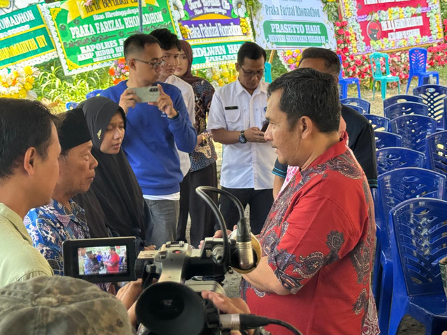 Ketua Komisi A DPRD DIY, Eko Suwanto, mengucapkan belasungkawa langsung kepada ayah Praka Farizal di Lendah, Kulon Progo, Rabu (1/4). Foto: Dok. Istimewa