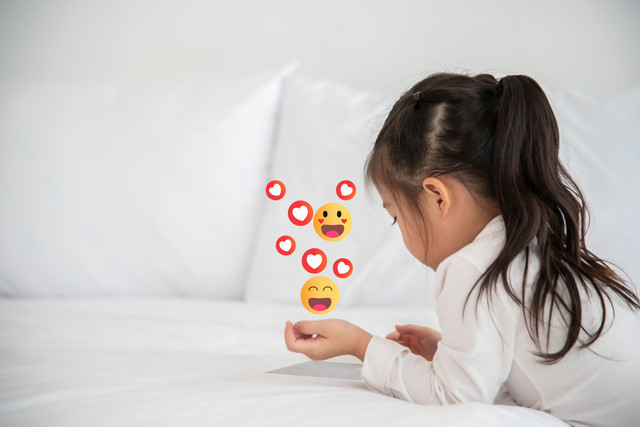 Ilustrasi anak bermain media sosial. Foto: ic36006/Shutterstock