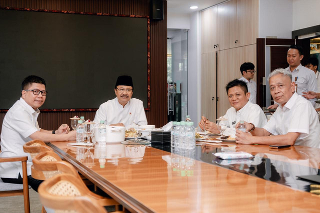 Menteri Sosial Saifullah Yusuf menerima audiensi Bupati OKU Timur, H Lanosin dan Bupati Sambas, Satono di Kantor Kemensos, Jakarta Pusat, Rabu (1/4/2026). Foto: Kemensos RI