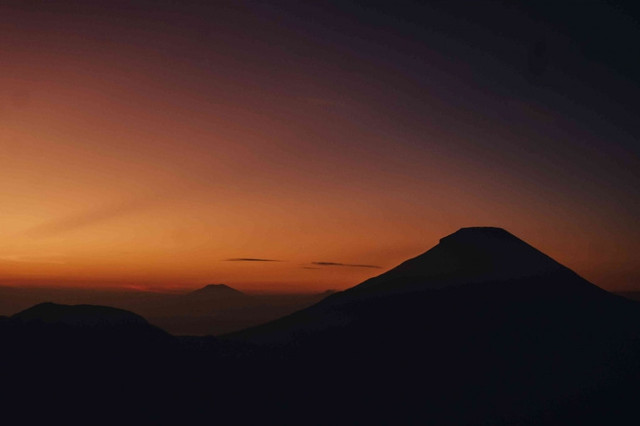 Suasana Matahari Terbit di Gunung Sikuning (Sumber: Dokumentasi Pribadi/Nandi)