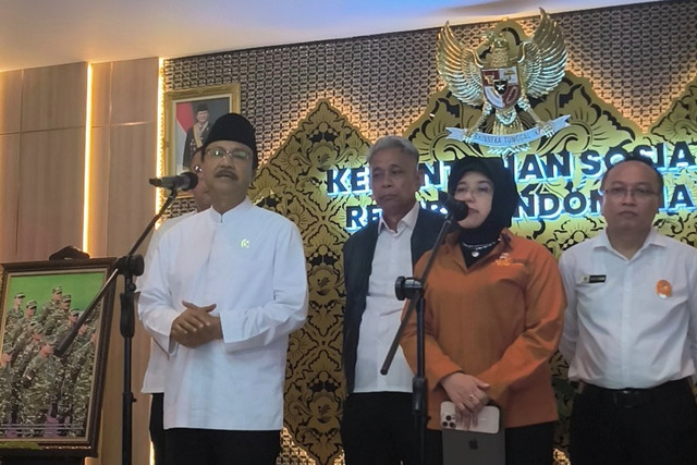 Menteri Sosial Saifullah Yusuf dan Kepala Badan Pusat Statistik (BPS) RI Amalia Adininggar Widyasanti, saat konferensi pers di Kantor Kementerian Sosial RI, Jakarta, Rabu (1/4/2026). Foto: Jeni Ritanti/kumparan