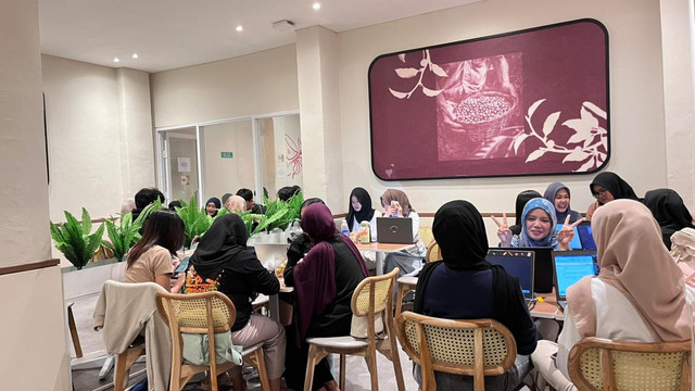 Suasana sebuah kedai kopi dipenuhi pelajar yang tengah mengerjakan tugas. Mereka duduk berkelompok di meja, menggunakan laptop dan berdiskusi, menciptakan atmosfer belajar yang aktif dan produktif di tengah tempat yang nyaman. Foto: Dokumentasi pribadi