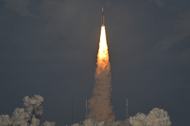 Roket Space Launch System (SLS) yang membawa kapsul Orio dalam misi Artemis II, berhasil meluncur, dari Florida, AS, pada 1 April 2026 jam 18.20 waktu setempat.  Foto: Miguel J Rodriguez Carrillo / AFP