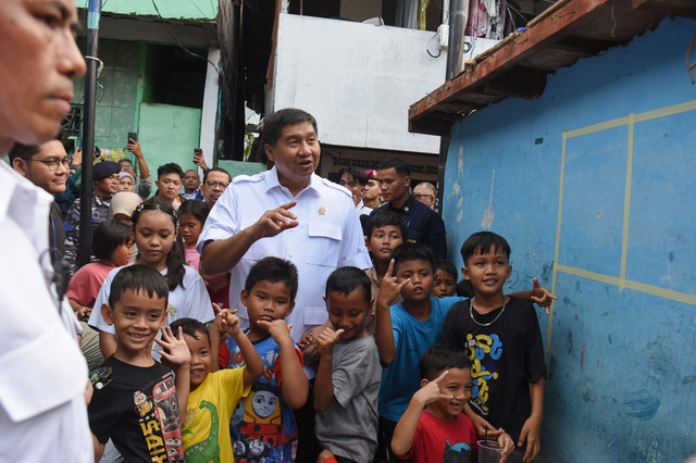 Menteri Perumahan dan Kawasan Permukiman Maruarar Sirait (tengah) meninjau salah satu rumah yang direnovasi saat Grounbreaking Penataan Kawasan Kumuh di Menteng Tenggulun, Jakarta, Rabu (1/4/2026). Foto: Indrianto Eko Suwarso/ANTARA FOTO