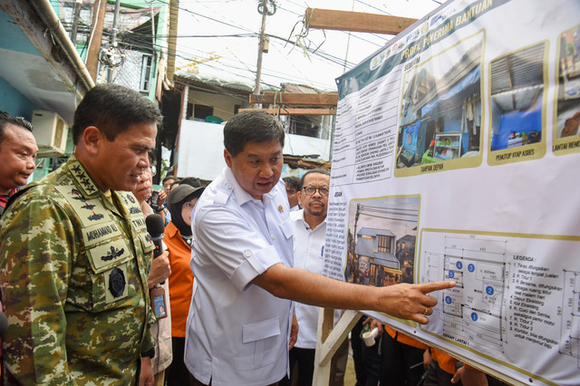 Menteri PKP Maruarar Sirait didampingi Kepala Staf Kepresidenan Muhammad Qodari dan KSAL Laksamana TNI Muhammad Ali melihat desain pembangunan saat Groundbreaking Penataan Kawasan Kumuh di Jakarta, Rabu (1/4/2026). Foto: Indrianto Eko Suwarso/ANTARA FOTO