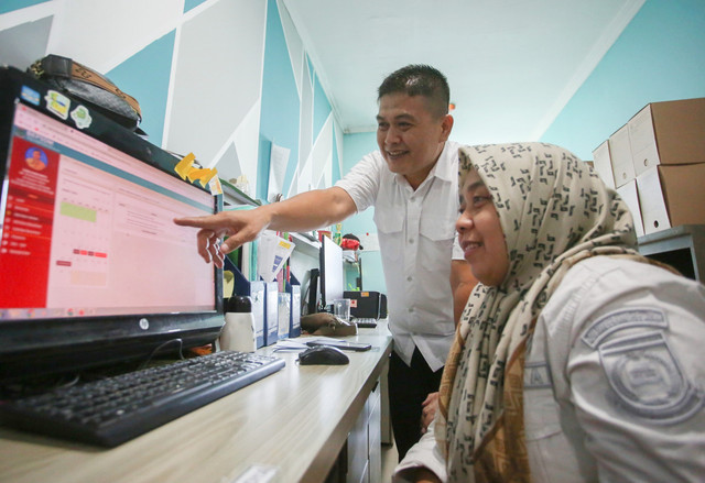 Aparatur sipil negara (ASN) memasukan data saat bekerja di kantor Puspemkot Tangerang Selatan di Ciputat, Tangerang Selatan, Rabu (1/4/2026). Foto: Muhammad Iqbal/ANTARA FOTO
