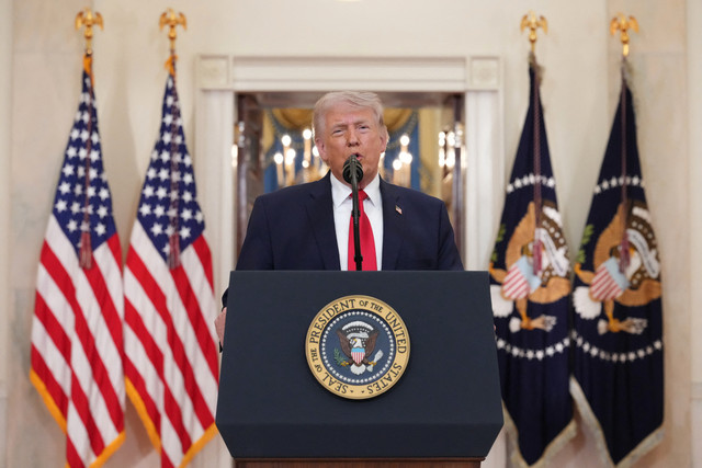 Presiden AS Donald Trump menyampaikan pidato yang disiarkan televisi terkait konflik Timur Tengah dari Cross Hall, White House (1/4/2026). Foto: Alex Brandon / POOL / AFP
