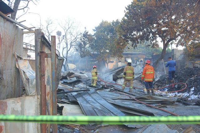 Sejumlah petugas pemadam kebakaran Kota Bekasi melakukan pendinginan sisa kebakaran Stasiun Pengisian Bulk Elpiji (SPBE) Cimuning di Mustikajaya, Bekasi, Jawa Barat, Kamis (2/4/2026). Foto: Paramayuda/ANTARA FOTO