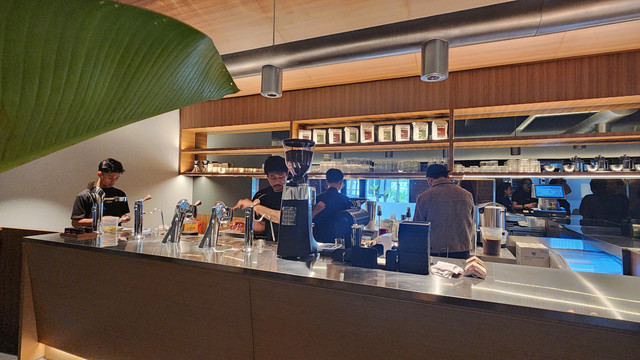 Suasana coffee shop baru SUBFORM di SCBD, Jakarta. Foto: Azalia Amadea/kumparan