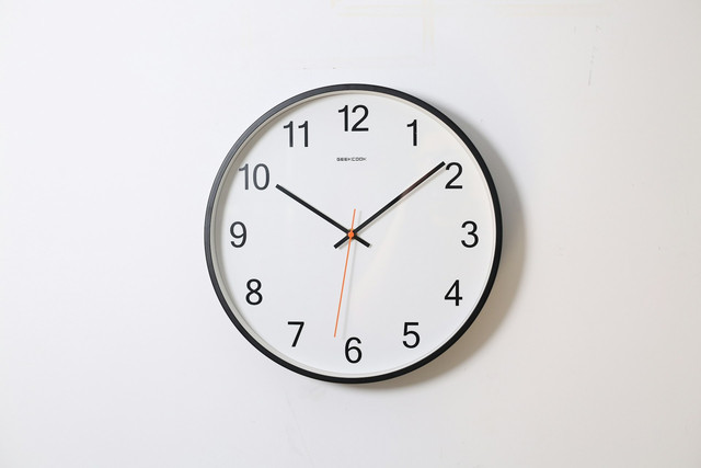 Ilustrasi jam dinding 100 ribuan. Foto: Unsplash