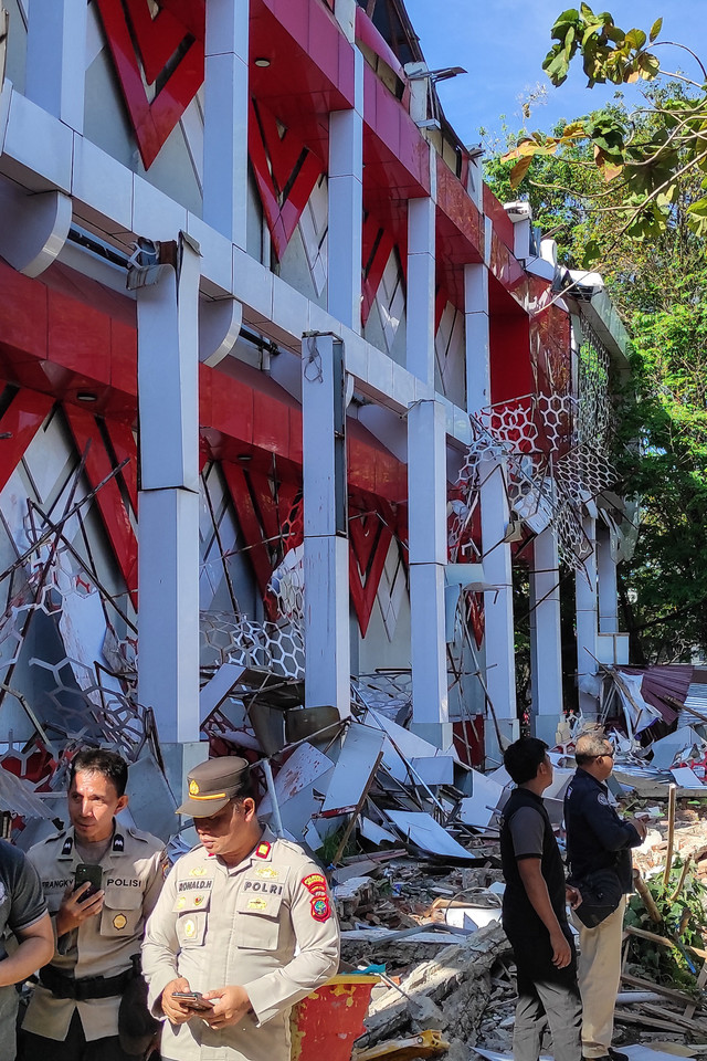 Bangunan KONI Sulut yang rusak akibat gempa, Kamis (2/4/2026). Foto: TONNY RARUNG/AFP