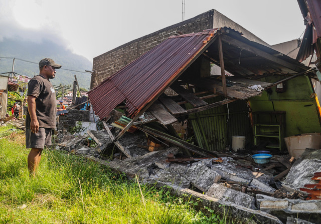 Warga mengamati rumah rusak terdampak gempa magnitudo 7,6 di Kelurahan Gambersi, Ternate, Maluku Utara, Kamis (2/4/2026). Foto: Andri Saputra/ANTARA FOTO