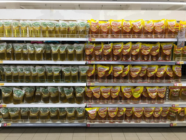 Ilustrasi - Kemasan Minyak Goreng. Foto: Abel Brata Susilo/Shutterstock