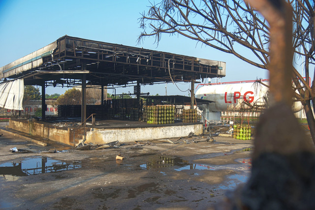 Suasana Stasiun Pengisian Bulk Elpiji (SPBE) Cimuning usai terbakar di Mustikajaya, Bekasi, Jawa Barat, Kamis (2/4/2026). Foto: Paramayuda/ANTARA FOTO