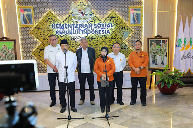 Mensos Saifullah Yusuf (Gus Ipul) didampingi Wamensos Agus Jabo Priyono dan Kepala BPS Amalia Adininggar Widyasanti menggelar konferensi pers usai rapat di Kantor Kemensos, Jakarta, Rabu (1/4/2026) malam. Foto: Dok. Kemensos