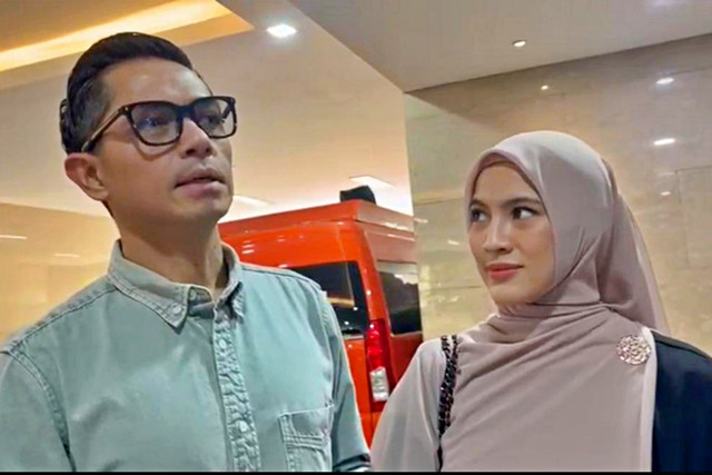 Dude Herlino dan Alyssa Subandono saat di Bareskrim Polri untuk jalani pemeriksaan kasus proyek fiktif PT DSI, Kamis (2/4/2026). Foto: Ryan Iqbal/kumparan