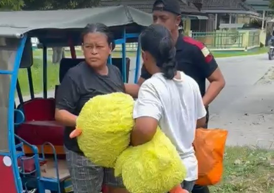 Penangkapan para tersangka perdagangan bayi di Deli Serdang, Sabtu (28/3/2026). Foto: Dok. Polres Pelabuhan Belawan