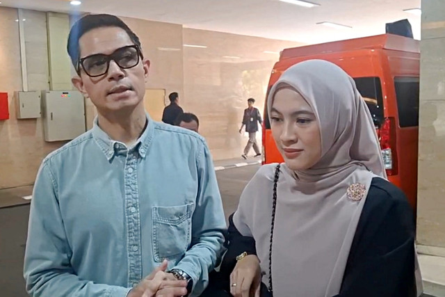 Dude Herlino dan Alyssa Soebandono, tampak menghadiri pemeriksaan di Bareskrim Polri, Polda Metro Jaya, Jakarta Selatan pada Kamis (2/4/2026). Foto: Dok. Istimewa