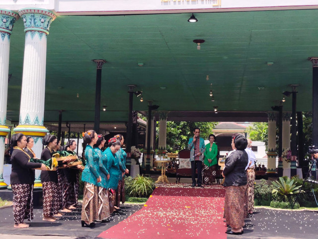 Momen Raja Keraton Yogyakarta Sri Sultan Hamengku Buwono X menyerahkan kembali hasil bumi ke masyarakat melalui bupati wali kota di acara mangayubagya 80 taun yuswa dalem Sri Sultan Hamengku Buwono X, Kamis (2/4/2026). Foto: Arfiansyah Panji Purnandaru/kumparan