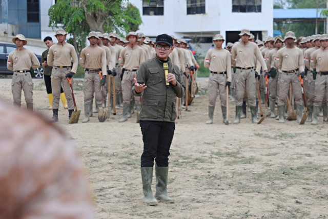 Wamendagri Bima Arya saat jadi pembina apel penerimaan Satuan Praja Pratama IPDN di Aceh Tamiang, Rabu (1/4/2026). Foto: Dok. Kemendagri