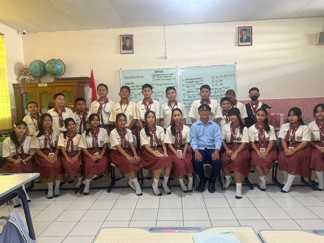Di kelas yang sederhana, seorang guru duduk tenang di tengah para murid dengan berbagai karakter. Tanpa banyak bicara, ia menunjukkan keteguhan dan kesabaran—tetap membimbing di tengah berbagai tantangan. Dalam diam, ia membuktikan bahwa kekuatan sejati terletak pada konsistensi, ketulusan, dan ketenangan sebagai pendidik. Dokumentasi pribadi.