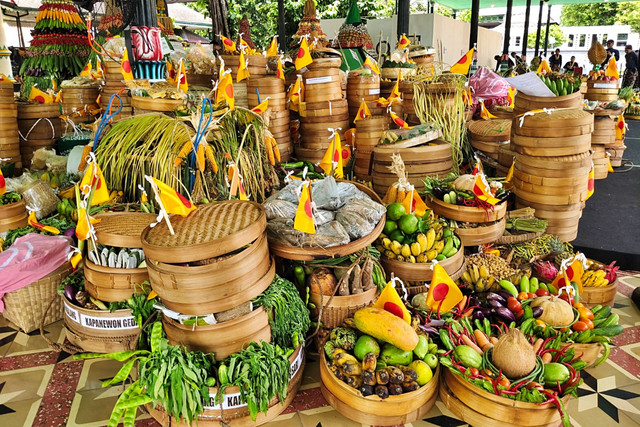 Sejumlah gelondong pangarem-arem atau hasil bumi dalam kirab Mangayubagya 80 taun yuswa dalem Raja Keraton Yogyakarta Sri Sultan Hamengku Buwono X, Kamis (2/4/2026). Foto: Panji/kumparan