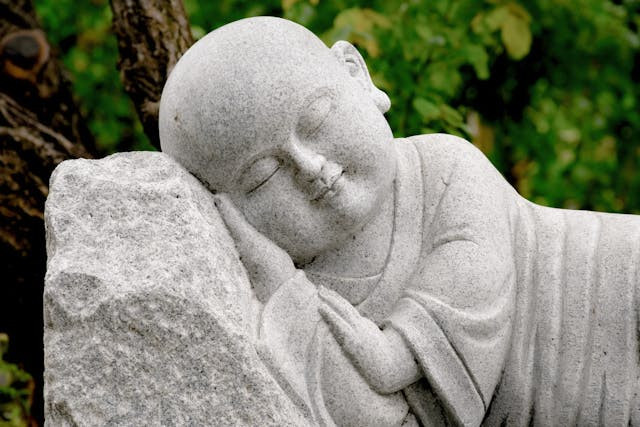 Arca Buddha tidur merupakan salah satu ikon dalam tradisi Buddhisme. Sumber foto: pexels.com