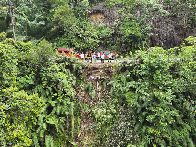 Lokasi mobil terjun ke sungai setinggi 20 meter di Pakpak Bharat, Selasa (31/3/2026). Foto: Dok. Basarnas Medan