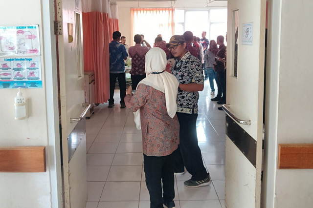 Korban kebakaran Stasiun Pengisian Bulk LPG (elpiji) (SPBE) atau gudang gas elpiji di kawasan Cimuning, Bekasi mendapat perawatan di rumah sakit, Kamis (2/4/2026). Foto: Dok. kumparan