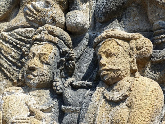 Relief merupakan salah satu karya seni kekayaan budaya Jawa Klasik. Sumber foto: pexels.com
