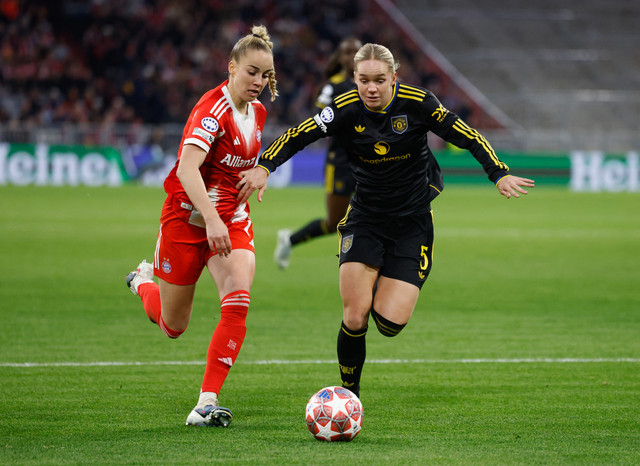 Hanna Lundkvist dari Manchester United beraksi melawan Giulia Gwinn dari Bayern Muench pada pertandingan perempat final leg kedua Liga Champions Wanita UEFA antara Bayern Muenche vs Manchester United di Allianz Arena, Munich, Jerman, Rabu (1/4/2026). Foto: Michaela Stache/REUTERS