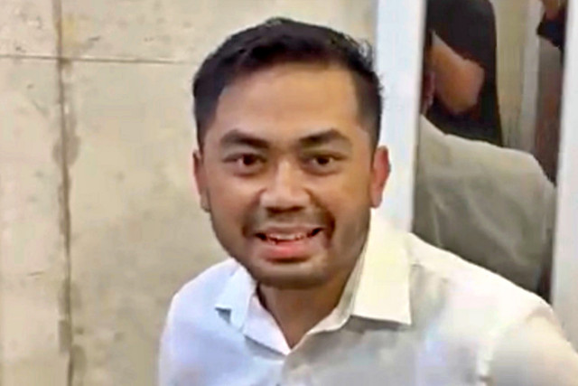 Videografer asal Karo yang sempat didakwa markup anggaran pembuatan video profil 20 desa, Amsal Christy Sitepu datang ke DPR RI untuk rapat dengar pendapat umum dengan Komisi III DPR RI pada Kamis (2/4/2026). Foto: Abid Raihan/kumparan