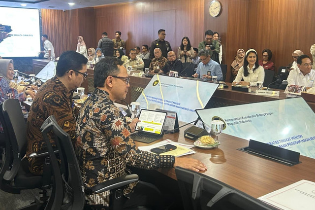 Rapat Koordinasi Terbatas mengenai Penegakan Aturan SPPG dan Distribusi MBG bersama sejumlah menteri di Kantor Kemenko Bidang Pangan, Jakarta Pusat, Kamis (2/4/2026). Foto: Nauval Pratama/kumparan