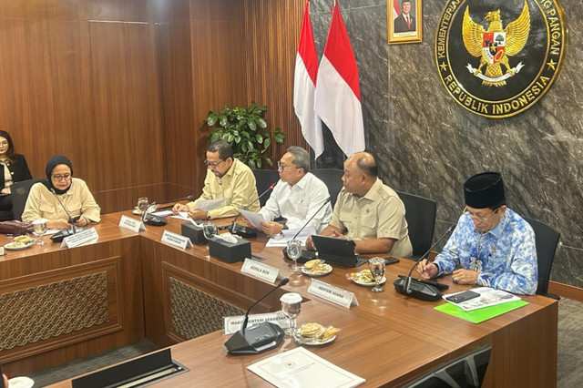 Rapat Koordinasi Terbatas mengenai Penegakan Aturan SPPG dan Distribusi MBG bersama sejumlah menteri di Kantor Kemenko Bidang Pangan, Jakarta Pusat, Kamis (2/4/2026). Foto: Nauval Pratama/kumparan